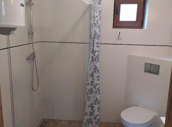 Pod Debami Деревянный коттедж